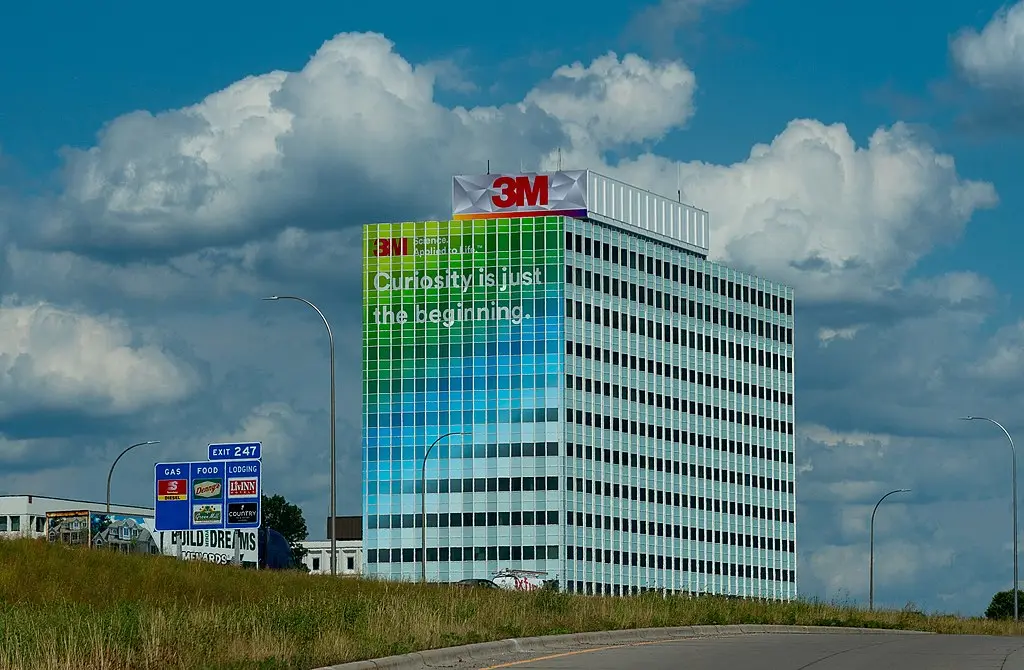 The 3M corporate headquarters in Minnesota. Photograph by Tony Webster from Minneapolis, Minnesota, United States, CC BY 2.0, via Wikimedia Commons.
